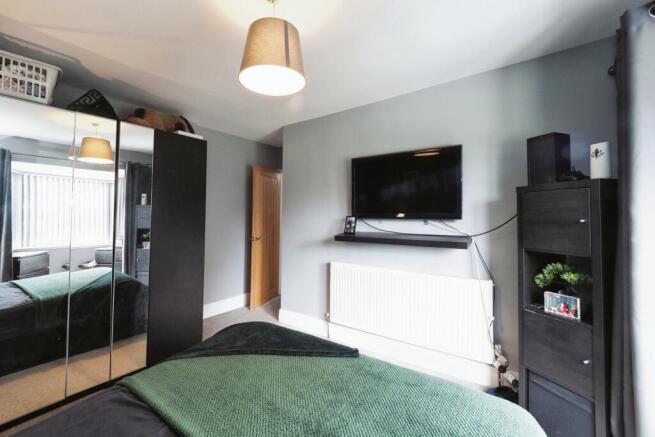 Large Double Master Bedroom with Bay