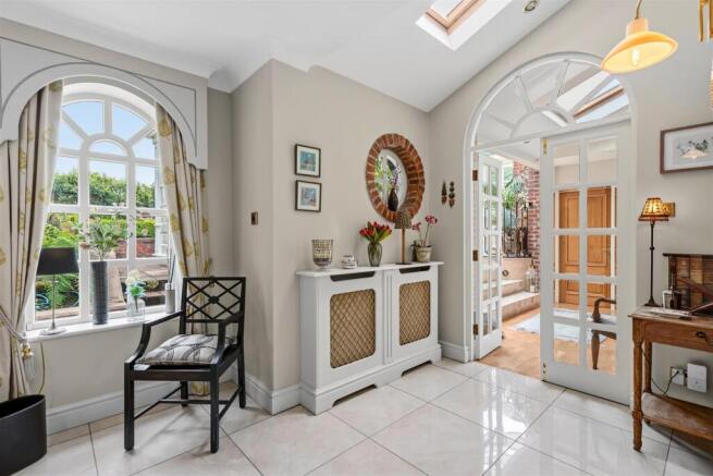 5 bed Detached for sale Image 12