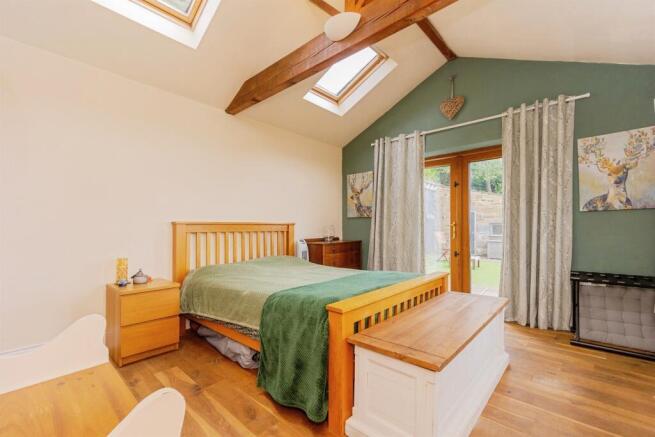 6 bed Detached for sale Image 7