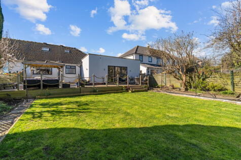 Long Fallas Crescent, Woodhouse