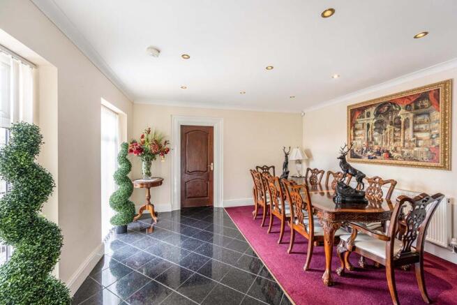 5 bed Detached for sale Image 6