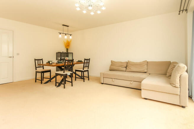 Lounge/Dining Roo...