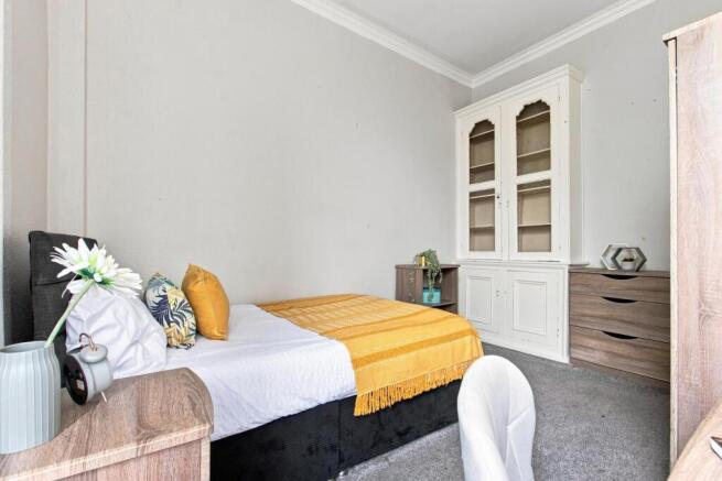 4 bed House to rent Image 9