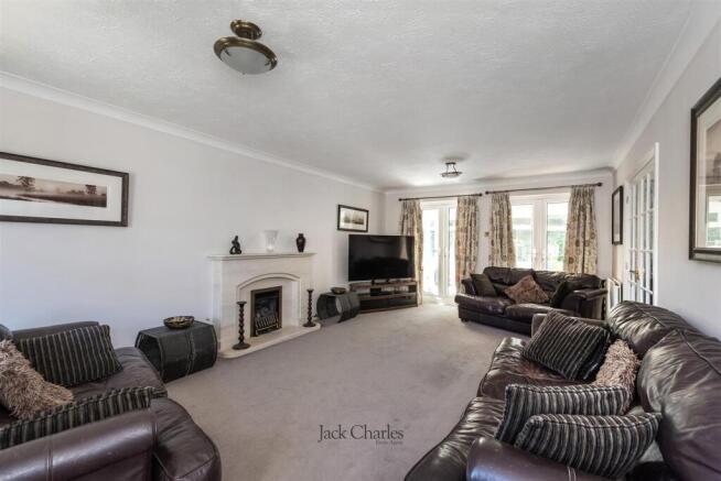 16 Ely Gardens, TN10 4NZ 002.jpg