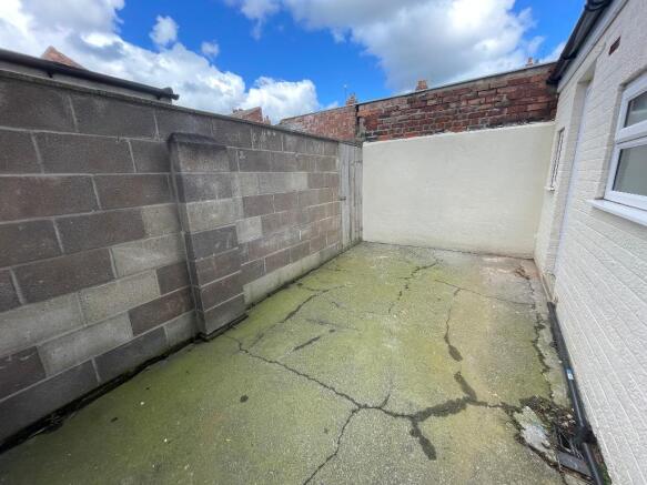 2 bed End of Terrace to rent Image 9
