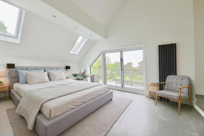 5 bed Detached for sale Image 7