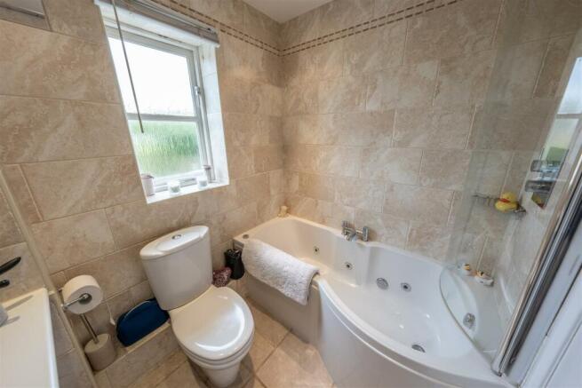 FAMILY BATHROOM/WC