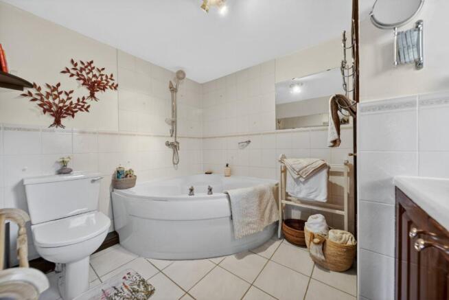 5 bed Detached for sale Image 9