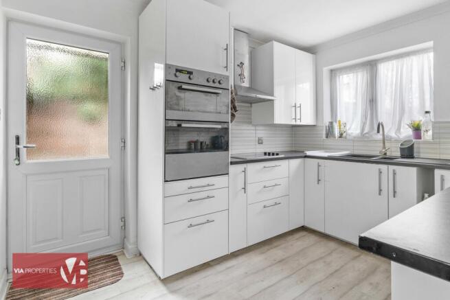 12 Badgers Croft Broxbourne EN10 7ED via properties estate letti