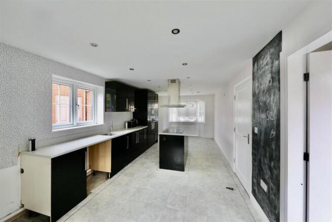 5 bed Detached for sale Image 8