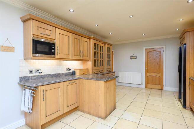 4 bed Detached for sale Image 8