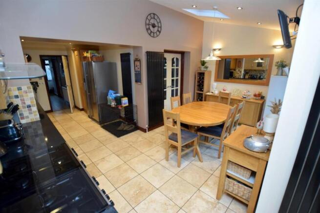KITCHEN/DINING ROOM 2