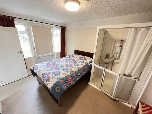 ENSUITE BEDROOM TO SIDE