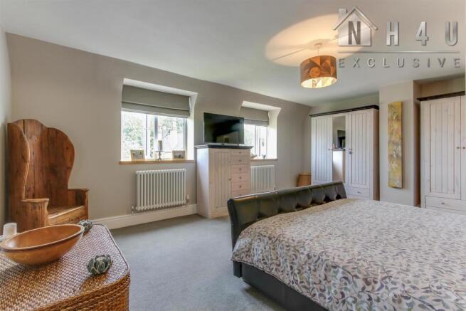 MAIN BEDROOM: