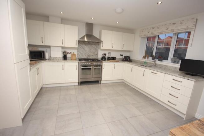 Kitchen / Dining Roo