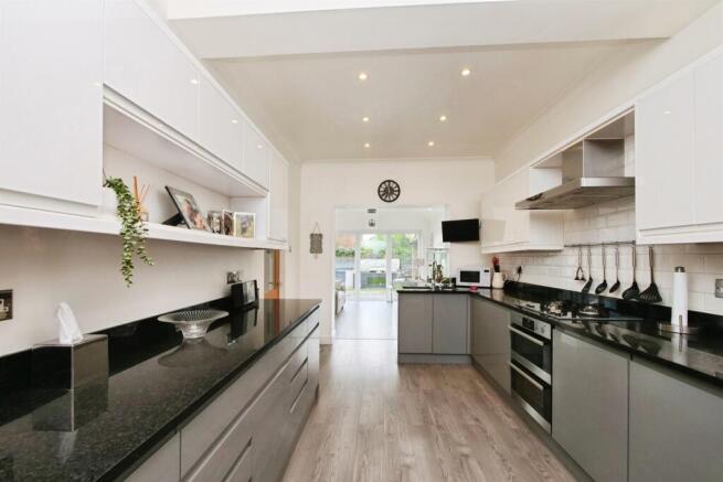 4 bed Semi-Detached for sale Image 7
