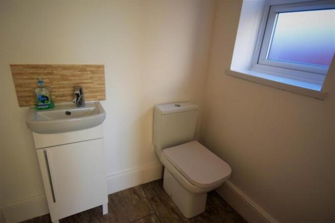 10 Wynnstay Lane Dwnstrs WC.JPG