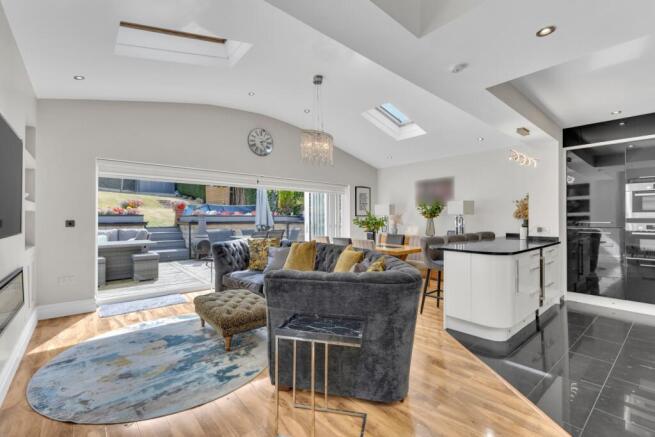 6 bed Detached for sale Image 5