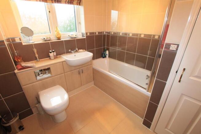 Family Bathroom / WC