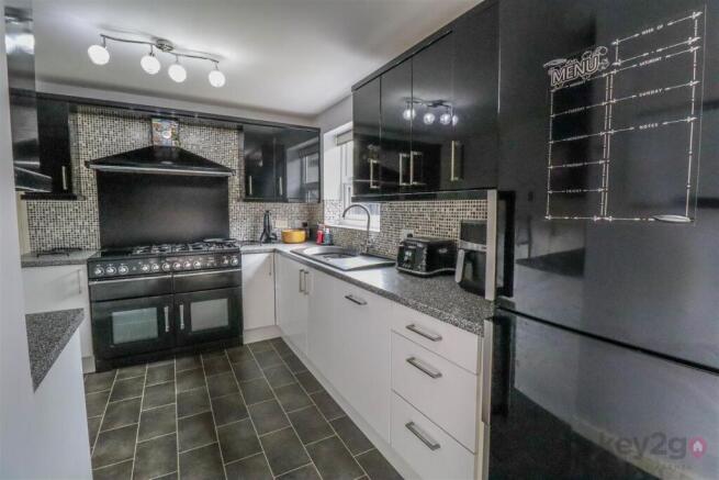 4 bed Detached for sale Image 8