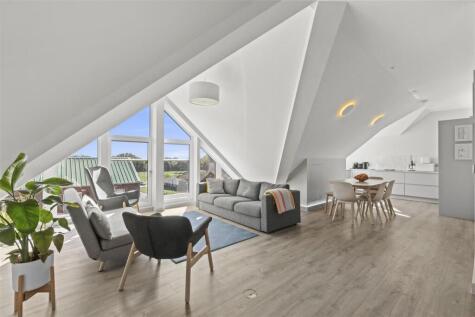 Medley Court, 77 Woodside Road, Amersham, Buckinghamshire, HP6 6FY