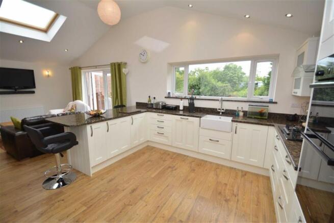 KITCHEN/SITTING ROOM