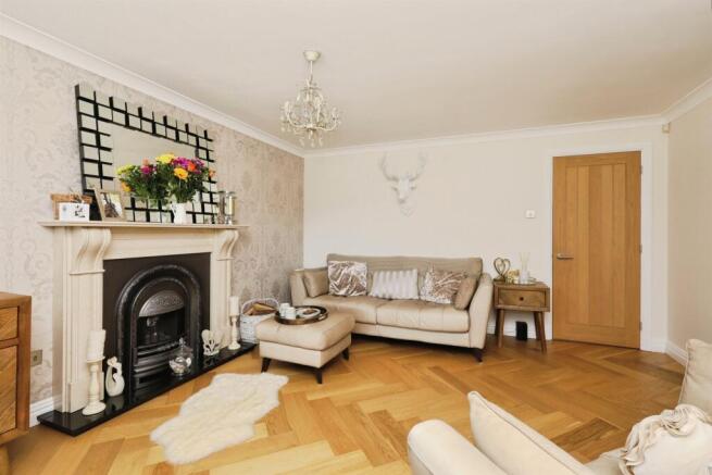 4 bed Detached for sale Image 9