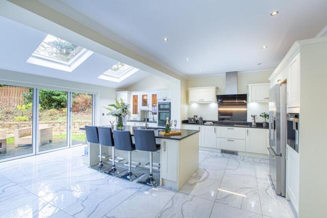 5 bed Detached for sale Image 7