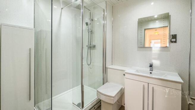 Shower room.