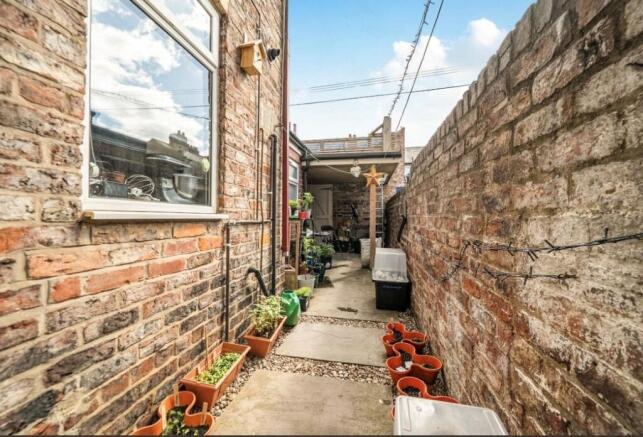 3 bed Terraced for sale Image 9