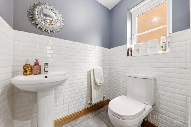 4 bed Detached for sale Image 9