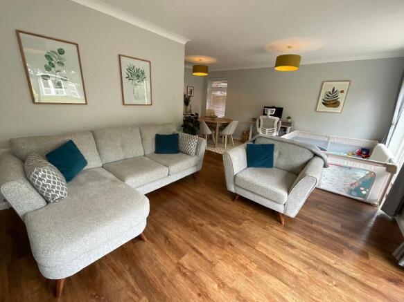 L-SHAPED LIVING ROOM 20'8>8'5 x17'5>11'3