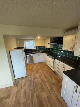 3 bed Semi-Detached to rent Image 5