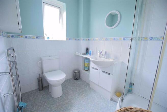 EN-SUITE SHOWER ROOM