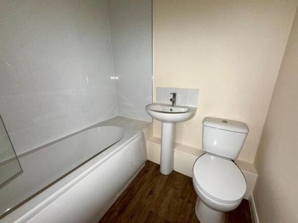 3 bed Apartment to rent Image 4