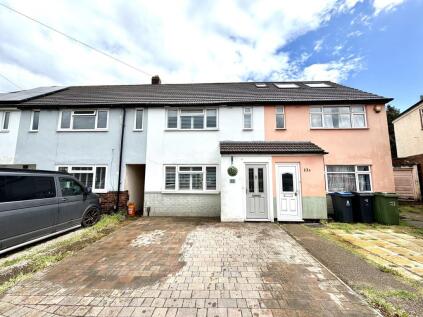 Parbury Rise, Chessington, Surrey. KT9 2ES