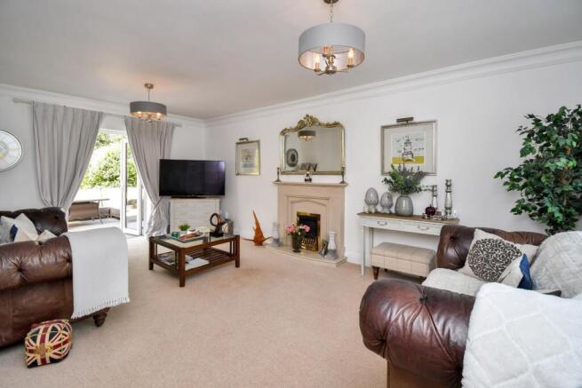 5 bed Detached for sale Image 8