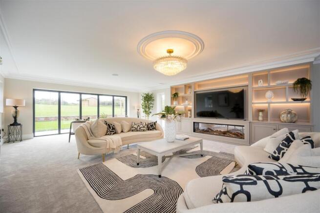 5 bed Detached for sale Image 11