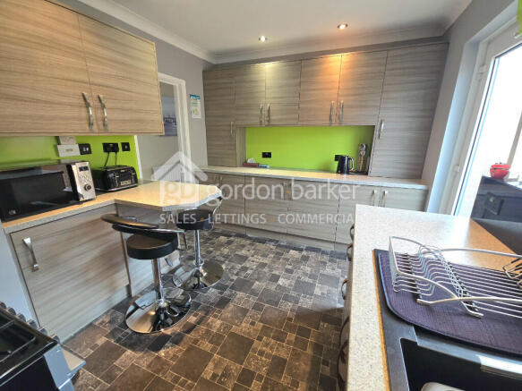 Wanstead Close, Ringwood, Hampshire, BH24 photo 4