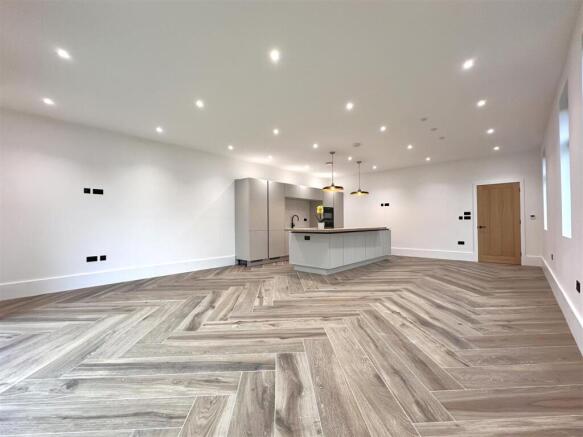 Substantial OPEN-PLAN Living/Kitchen 586