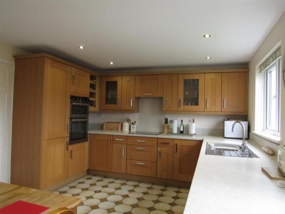 kitchen diner two 12 kings gate.JPG