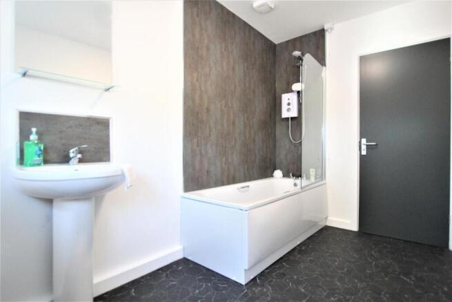flat 3 bath1.JPG