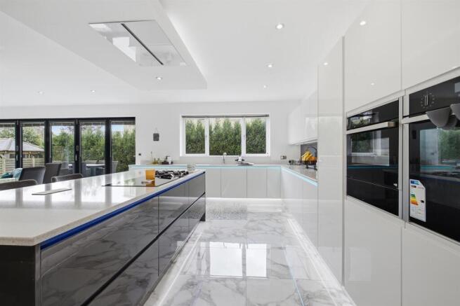 6 bed House for sale Image 8