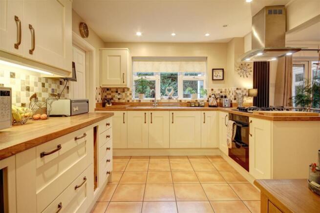 012 kitchen.jpg