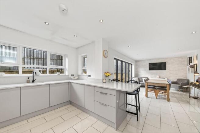 OPEN-PLAN DINING KITCHEN AND FAMILY ROOM cont.