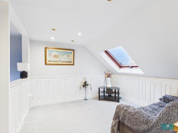 5 bed Detached for sale Image 8