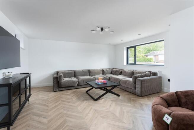 10 Tredgold Close-09.jpg