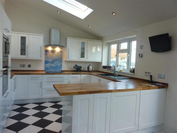 KITCHEN/BREAKFAST ROOM