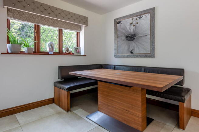 5 bed Detached for sale Image 12