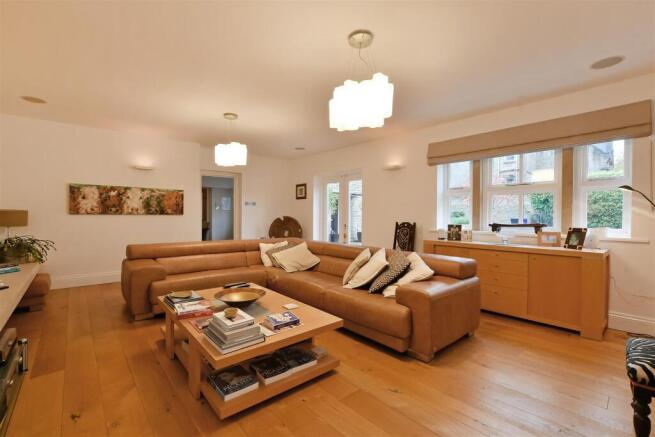 5 bed Detached for sale Image 5